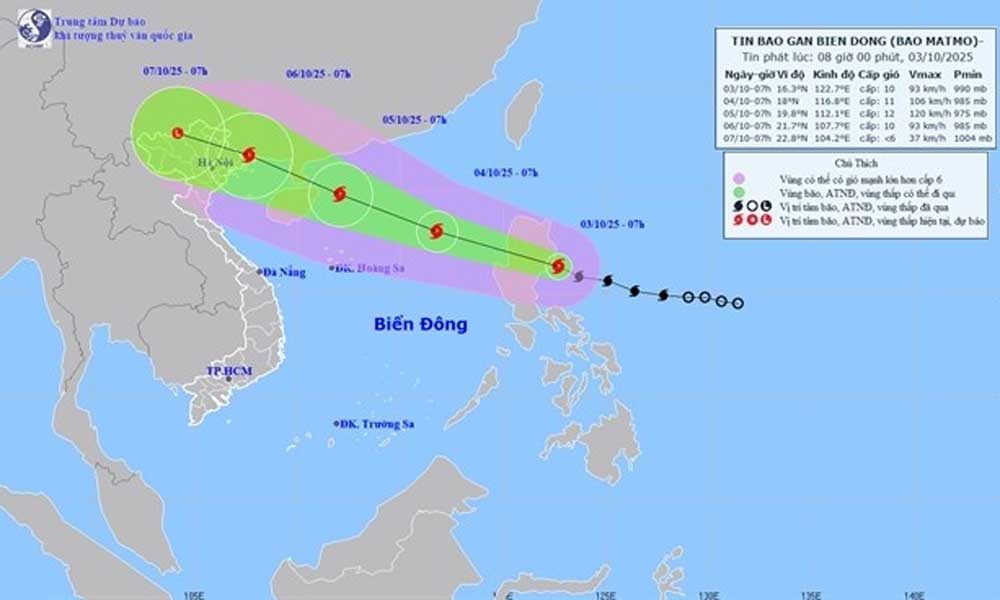 Typhoon Matmo heads into East Sea, threatens northern Vietnam